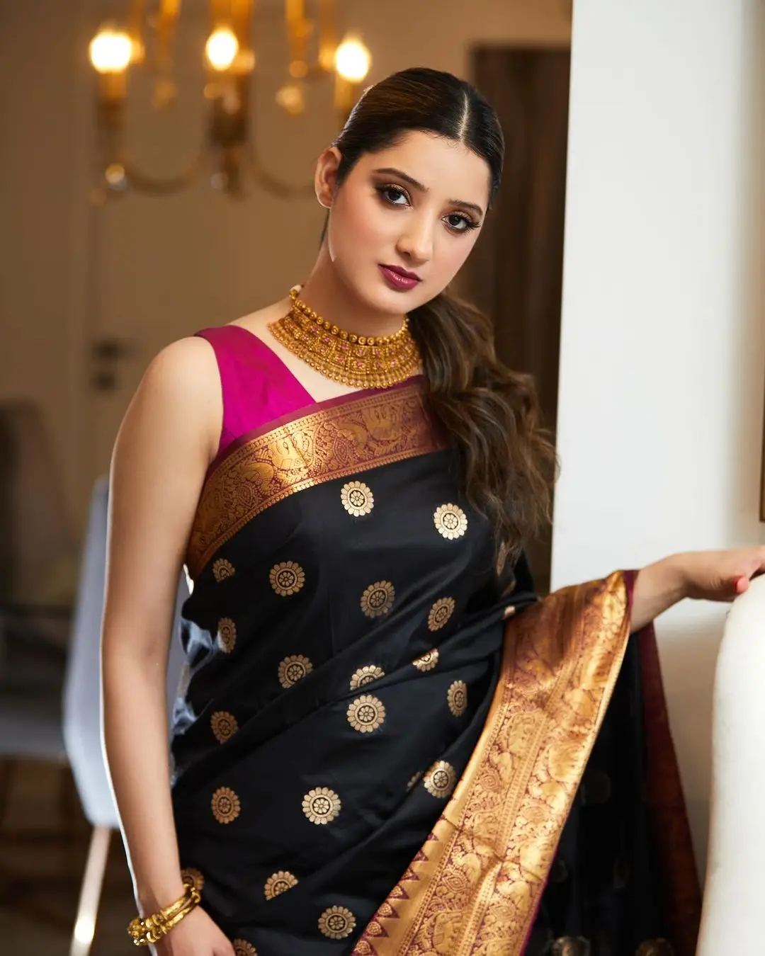 RICHA PANAI WEARING BEAUTIFUL EARRINGS JEWELLERY BLACK SAREE RED BLOUSE